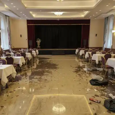 Уборка ресторанного зала после свадьбы - до уборки